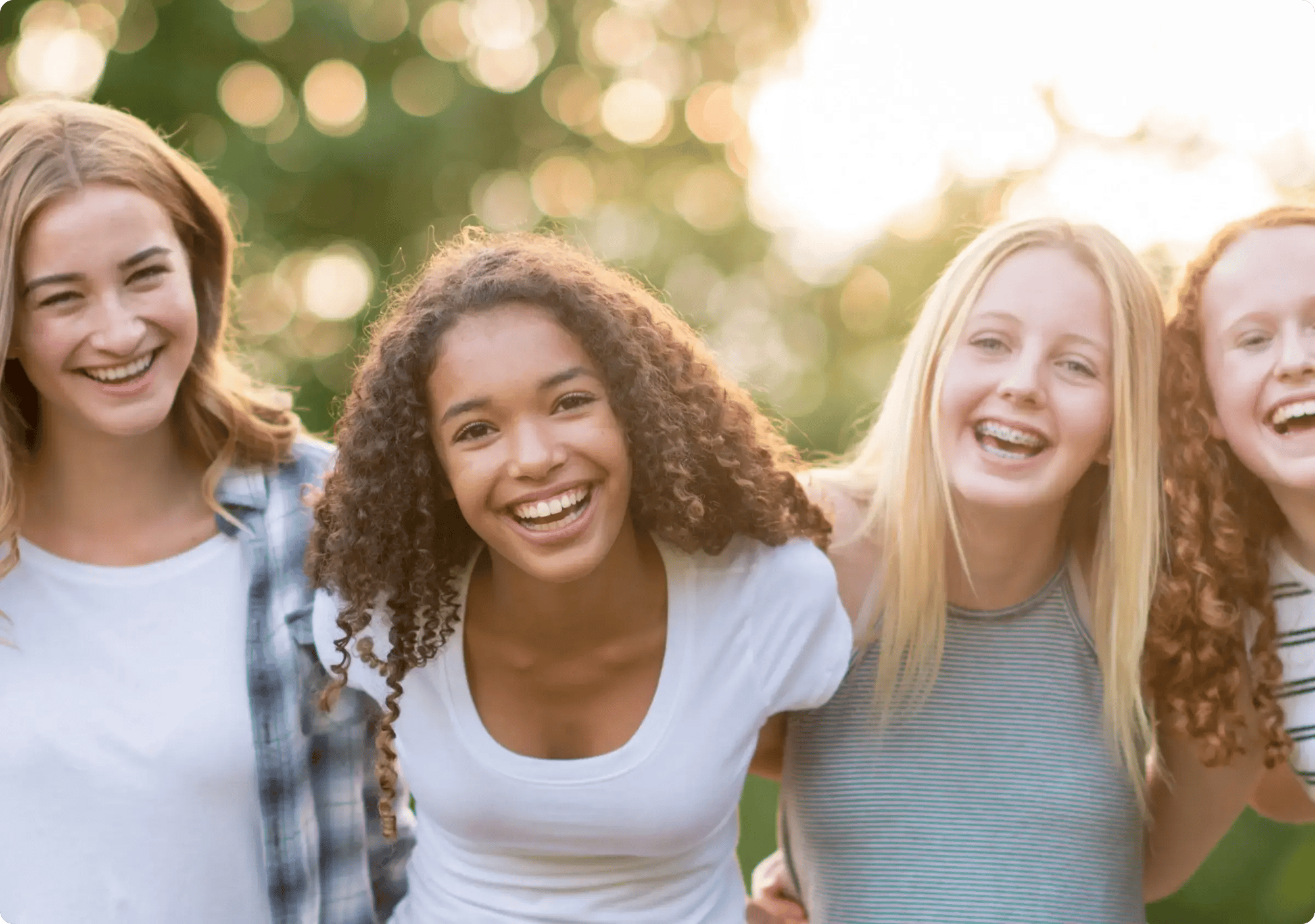 Vier vriendinnen lachen met elkaar
