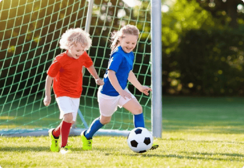 Twee kinderen aan het voetballen