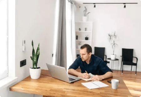 Jong koppel vergelijkt de dienstverlening van vermogensbeheerders en private bankers en kijkt blij