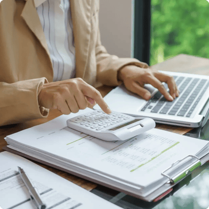 Vrouw tikt op een rekenmachine