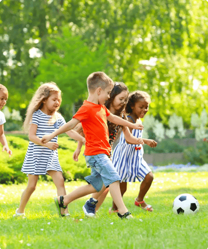 Kinderen aan het voetballen
