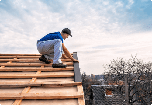 Man werken op dak, belegt nog niet in de bv