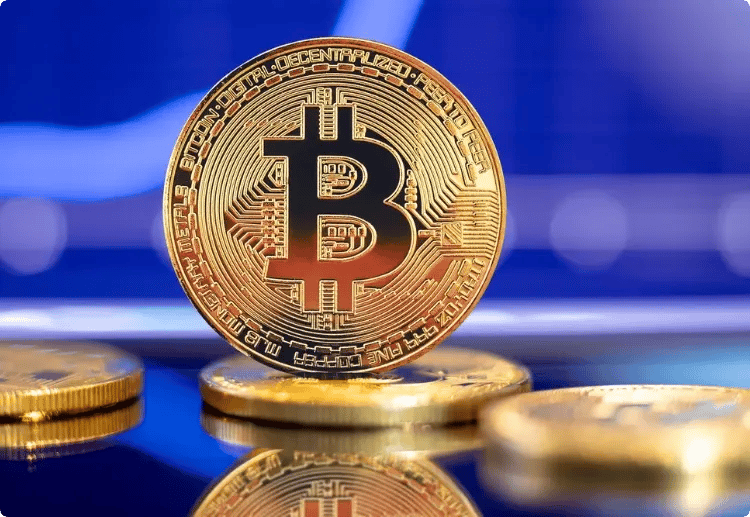 Bitcoin munt staand op meerdere Bitcoin munten