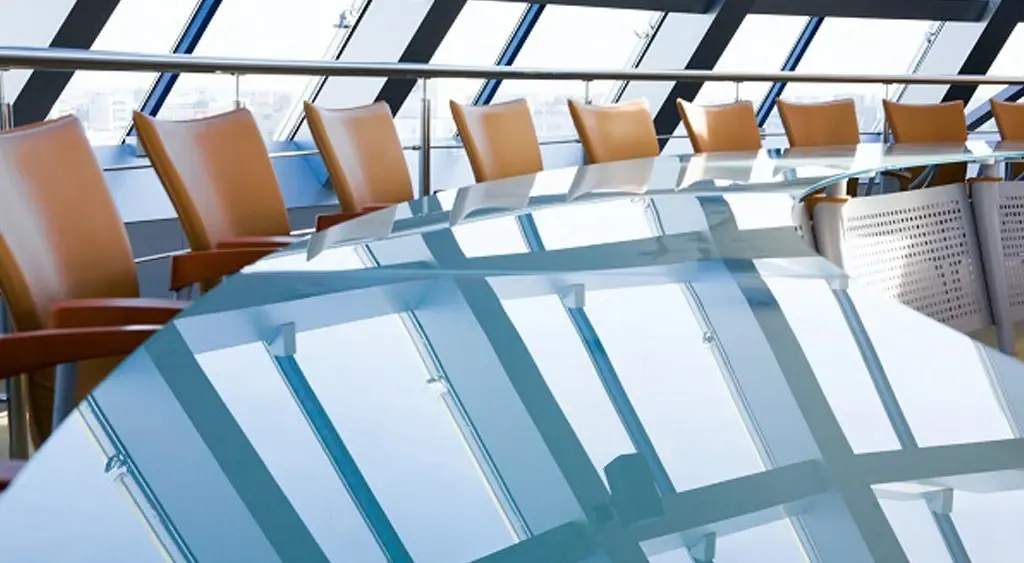 Grote vergaderzaal waar aandeelhouders overleggen