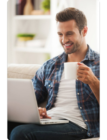 Man met koffie achter laptop zoekend naar de nadelen van obligaties