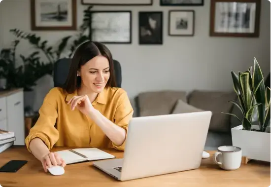 Vrouw met laptop kijkend naar haar dividend