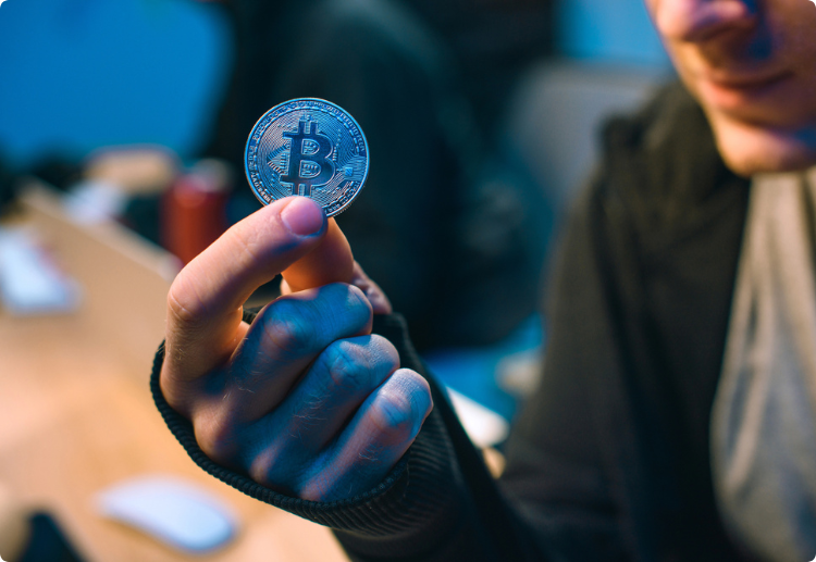 Man met Bitcoin in zijn hand