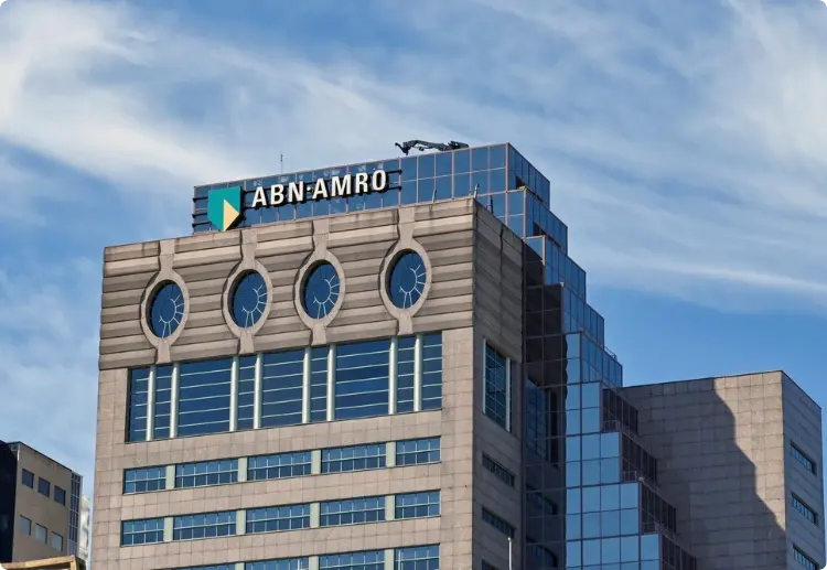 Hoofdkantoor van ABN AMRO, een van de 25 bedrijven in de AEX-index.