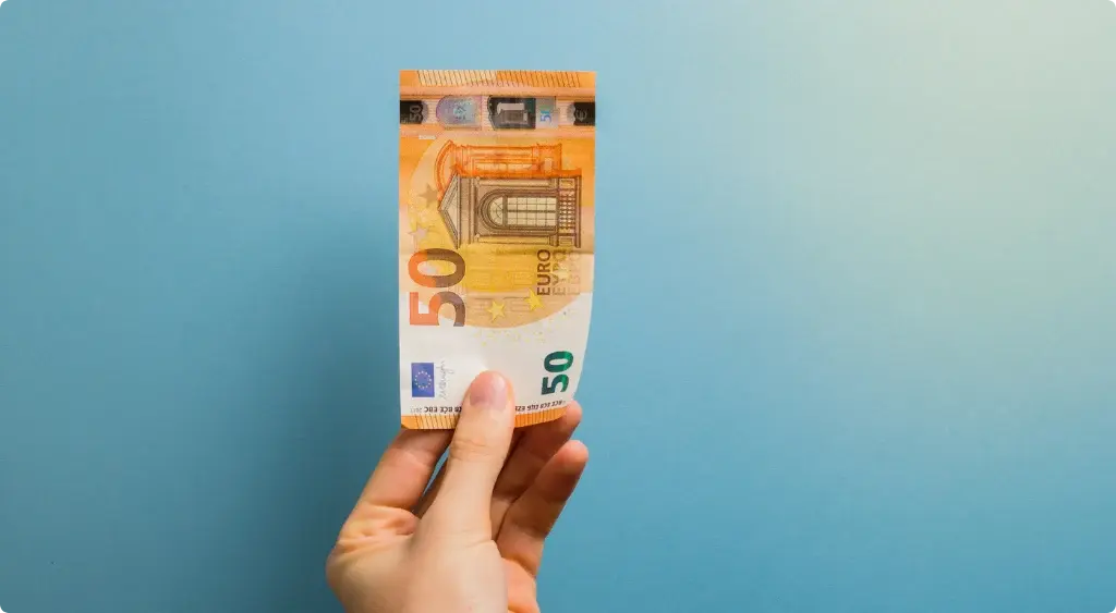 hand met 50 euro voor blauw achtergrond