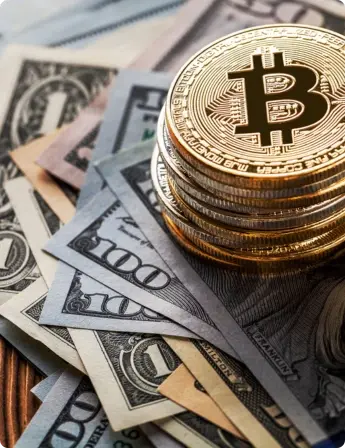 Bitcoin munten bovenop geldbiljetten