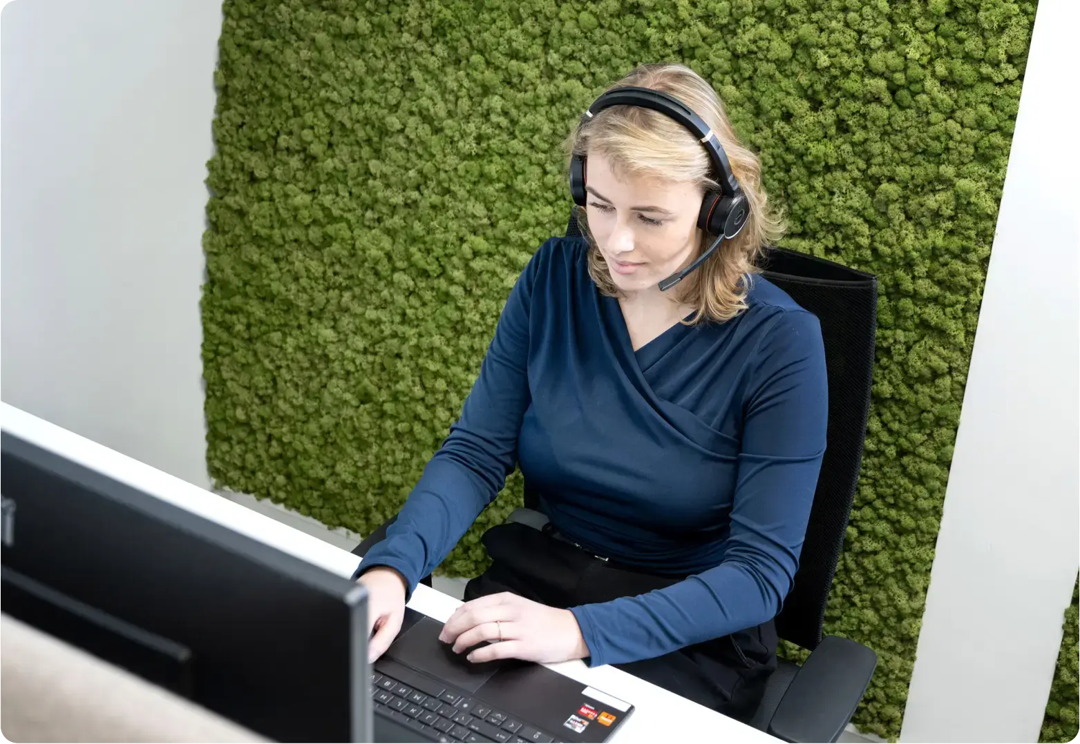 Vrouw achter computer kijkt het webinar van Axento